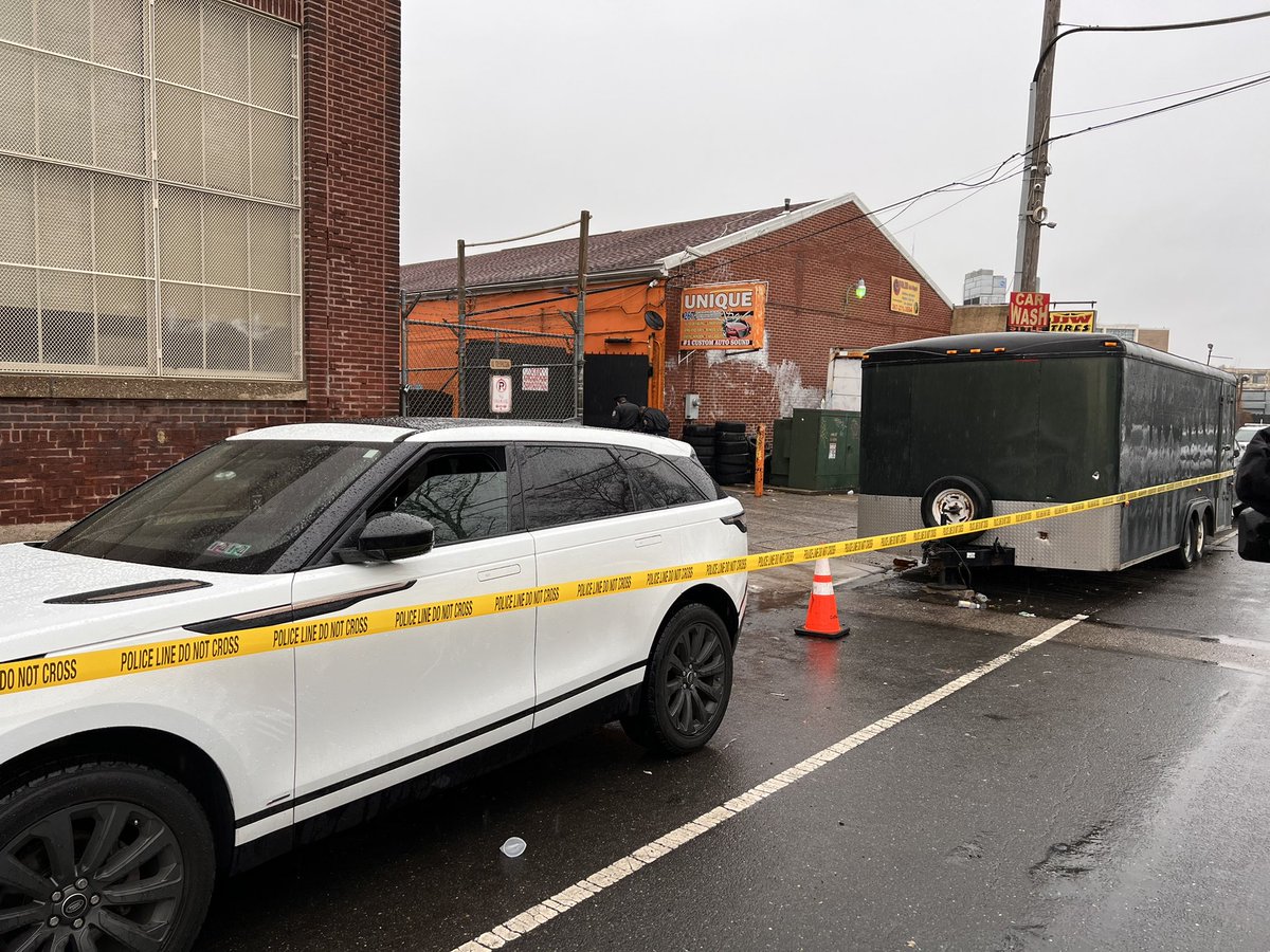 Shooting investigation at suspected after-hours spot at Frankford and Torresdale. @PhillyPolice say 4 people were shot. Two are critical. Two are stable