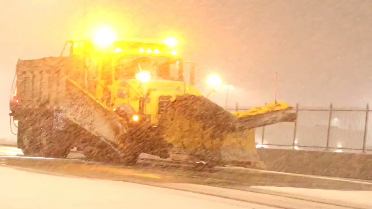 HEAVY snow currently falling in York, PA. Rates of more than an inch an hour. Roads are quickly becoming covered and hazardous for travel. This video was shot at the leader heights interchange along i83