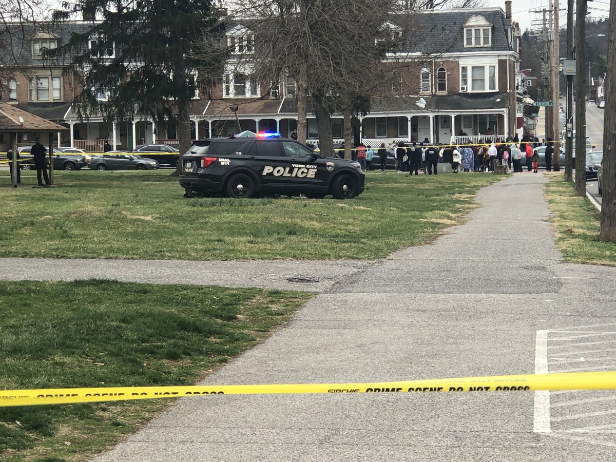 The ⁦@ycpda1⁩ are investigating the shooting death of a 17-yo in the middle of Penn Park in the ⁦@CityofYorkPA⁩