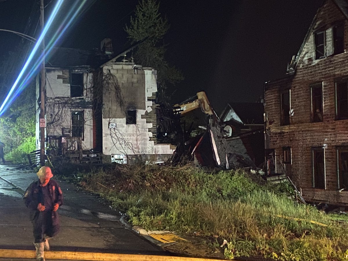 Emergency demolition happening now here on West St. in Homestead. This is the abandoned home a fire started in earlier—& spread to nearby duplex. Borough says it was scheduled to be demolished in few weeks but due to power lines close by/fragile structure doing it tonight