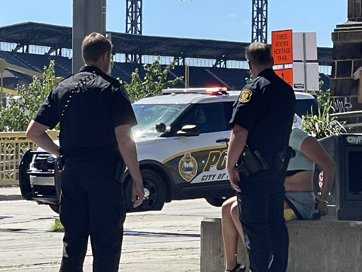 2 people have been arrested after shots are fired on Ft Duquesne Blvd near 7th and the Warhol Bridge. Doesn't appear anyone was hit by bullets or injured. Ft Duquesne Blvd has reopened to traffic