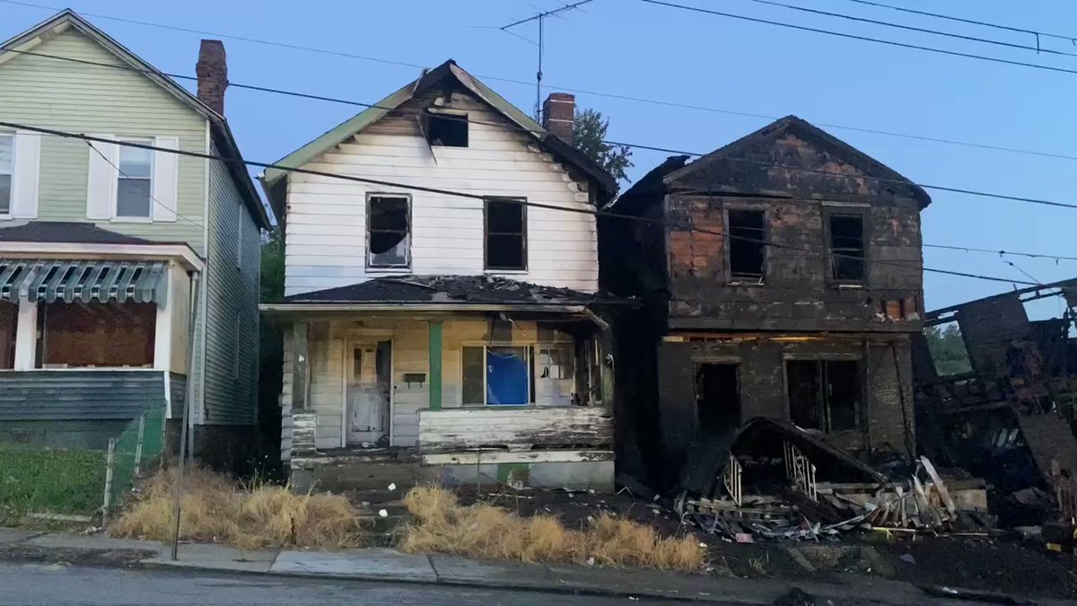 LARGE FIRE rips through four homes in McKeesport. This is along Soles Street. Two homes destroyed. We spoke to a man who woke up to the flames. Details on ⁦@KDKA⁩ this morning