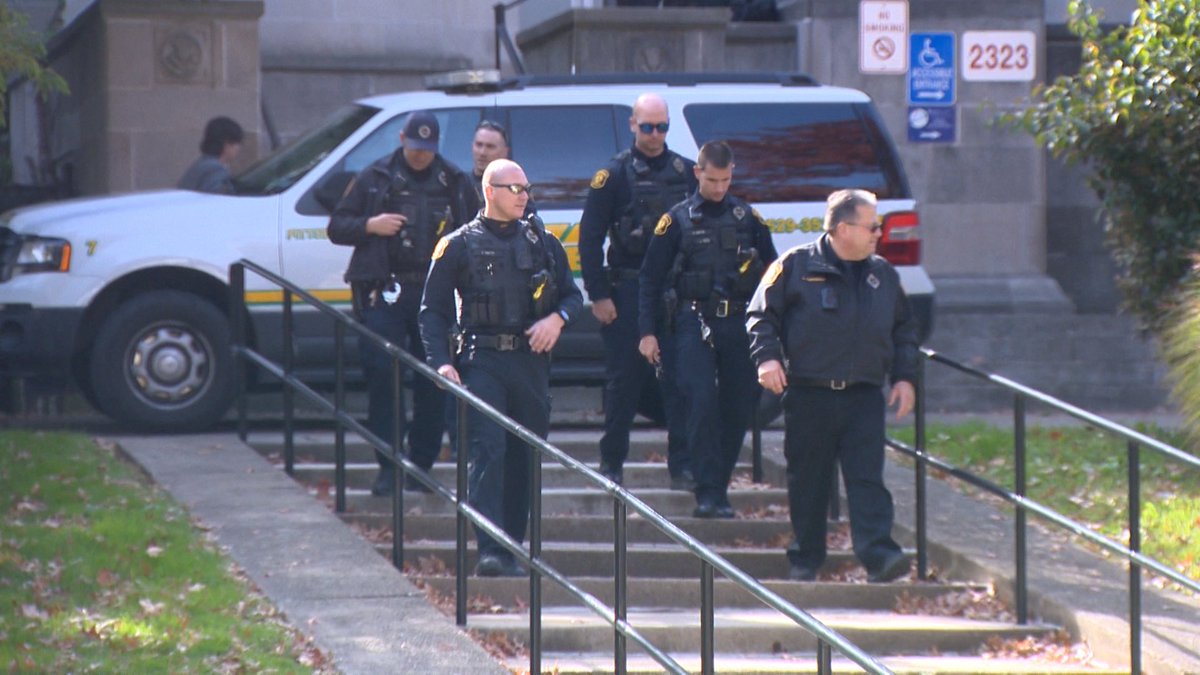 @PghPolice were called to Pittsburgh Oliver Citywide Academy to assist school police with an altercation involving 6 students, a PPS spokesperson said. It started in a classroom, spilled into hallway, and then outside, bringing multiple students to the scene