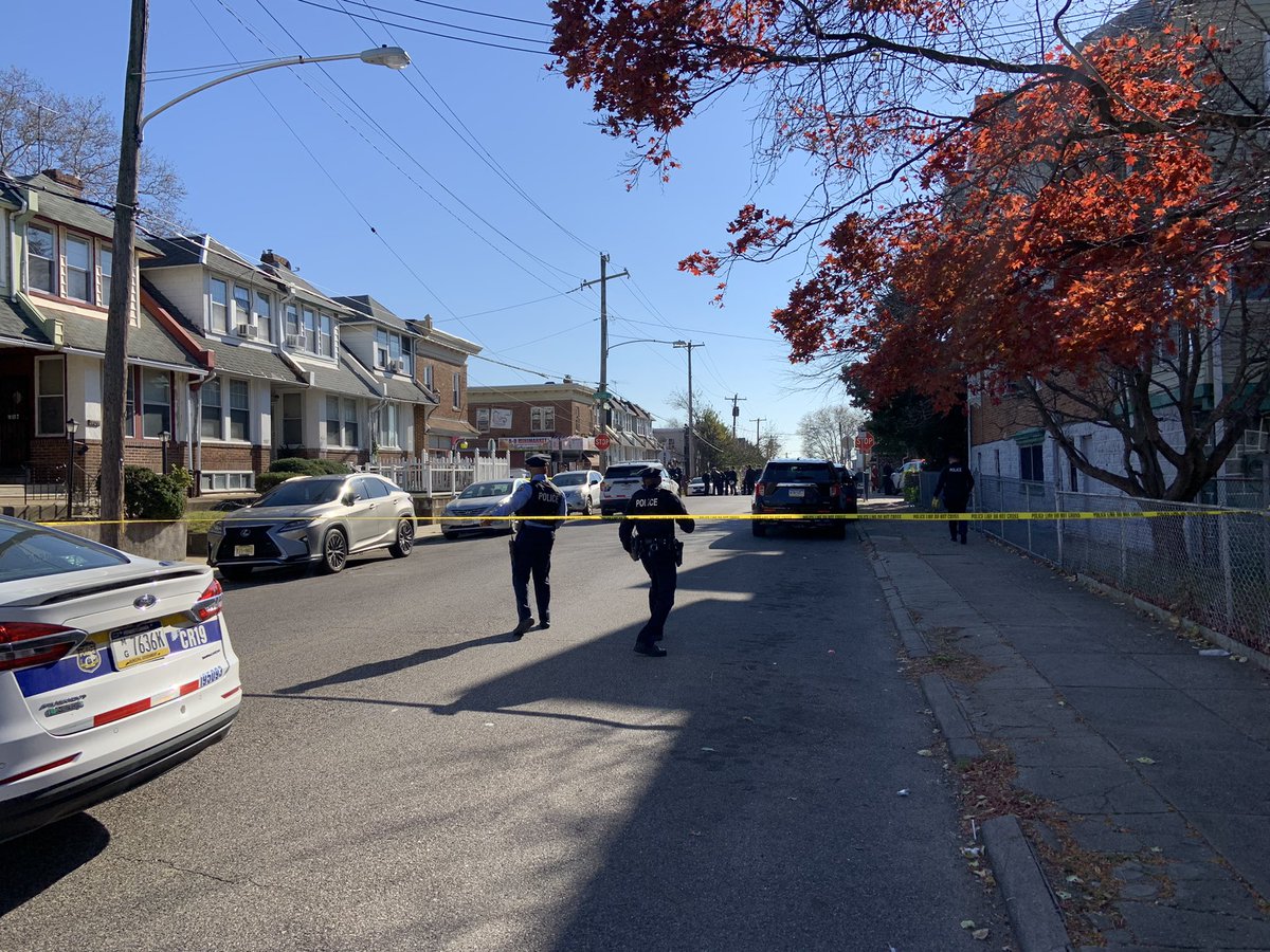 @PhillyPolice tell 4 Overbrook HS students were shot outside a beauty shop at Oxford and 60th streets. Police say their injuries are non-life-threatening