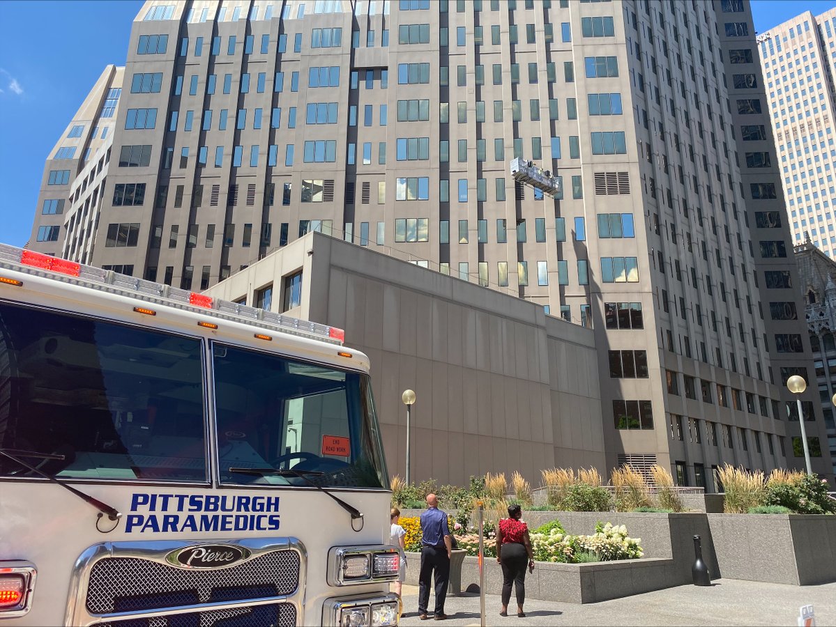 Pittsburgh EMS, Fire, and Police responded to a report of window washers trapped on a stalled scaffolding platform outside 500 Ross St. after it lost power.Engineers were able to reset the system and bring the workers back safely to the roof